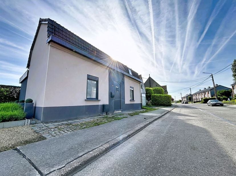 Idéalement situé Dans le village prisé d'Evregnies, découvrez cette agréable maison 4 façades offrant un cadre de vie confortable et lumineux.<br />
L