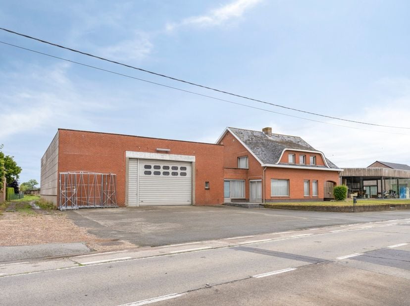 In de Kortewildestraat te Vladslo vinden we deze bijzonder ruime woning met een bewoonbare oppervlakte van maar liefst 279 m², gelegen op een perceel