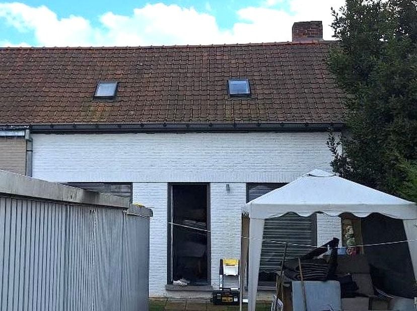 Bent u op zoek naar een zorgeloze en instapklare investering of de ideale starterswoning? Deze halfopen bebouwing aan de Vichtesteenweg werd volledig