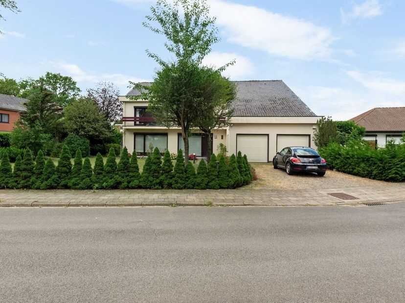 Gezinswoning met 6 slaapkamers, dubbele garage en westgerichte tuin<br />
Deze gezinswoning met 6 slaapkamers is gelegen in een aangename omgeving en