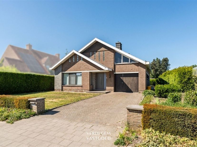 Situation<br />
Villa individuelle située dans la paisible Leegstraat, un excellent quartier de Zelzate.<br />
Cette maison se distingue par son arc