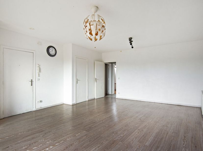 Te renoveren appartement met 2 slaapkamers en terras!<br />
<br />
Dit appartement is gelegen op de derde verdieping en geniet van een aangename lic
