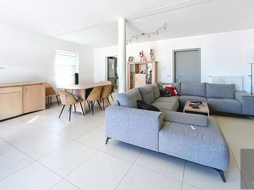 Situé au 1er étage dun petit immeuble composé de seulement 3 appartements, ce magnifique duplex lumineux offre de beaux volumes et un cadre de vie agr