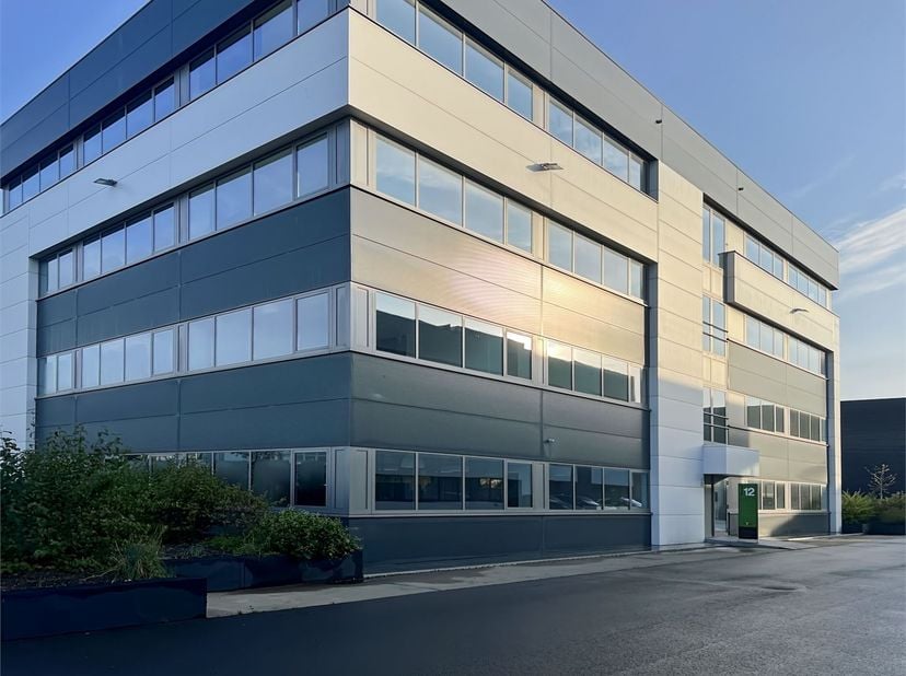 Privékantoor voor 4 werknemers in Regus Axis Parc<br />
<br />
Dit aanbod omvat een eigen kantoorruimte met service voor 4 werknemers en bovendien toe