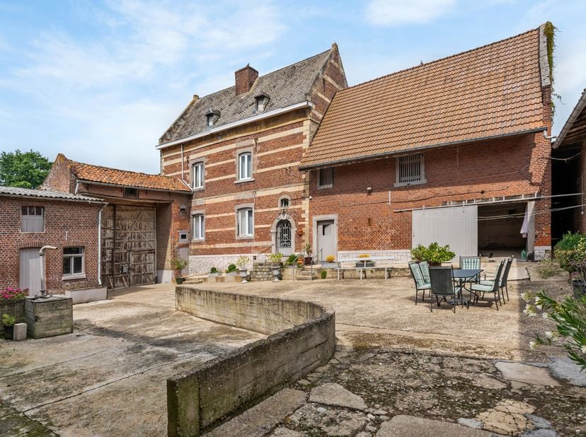 Monumentale, te renoveren vierkantshoeve uit de 17e eeuw, beter gekend als de Schaliehoeve, met een sfeervolle binnenkoer en maar liefst 274m2 aan sta