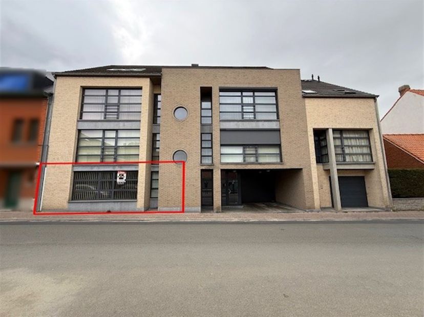 Zeer aantrekkelijk appartement met 1 slaapkamer en een terras van 11 m², momenteel in gebruik als kantoor, gelegen op de begane grond van een kleine r