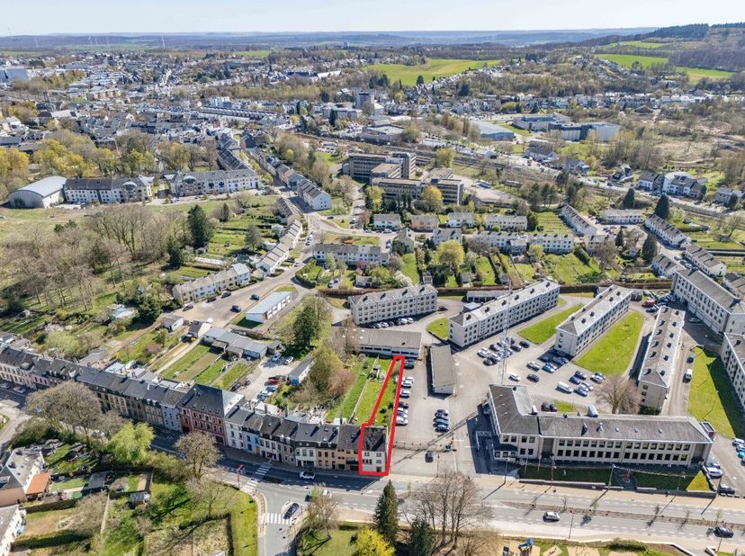 ERA B-LUX a le plaisir de vous présenter cette maison 4 chambres offrant un accès privilégié à toutes les commodités.Ce bien, situé en plein centre-vi