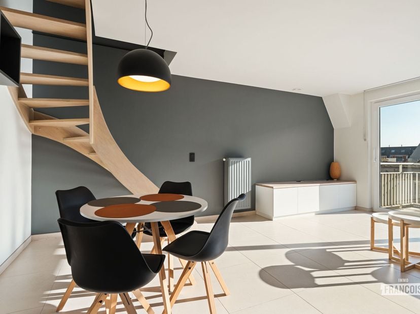 Op zoek naar een interessante investering of een zorgeloos appartement aan de kust? Dit instapklare duplex appartement, gelegen aan de Peter Benoitlaa