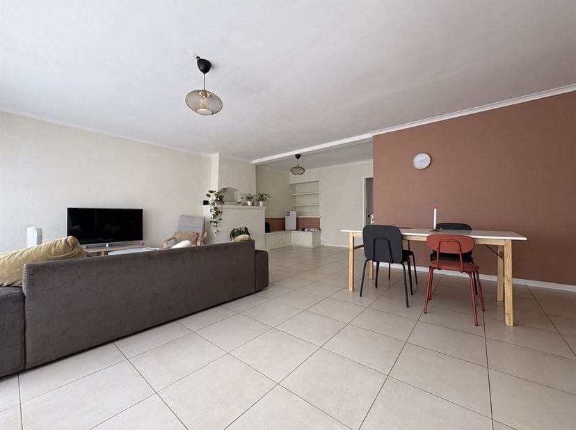 Ruim appartement met 2 slaapkamers in centrum Herentals<br />
Ligging: Centraal gelegen met alle faciliteiten in de nabije omgeving (scholen, winkels,