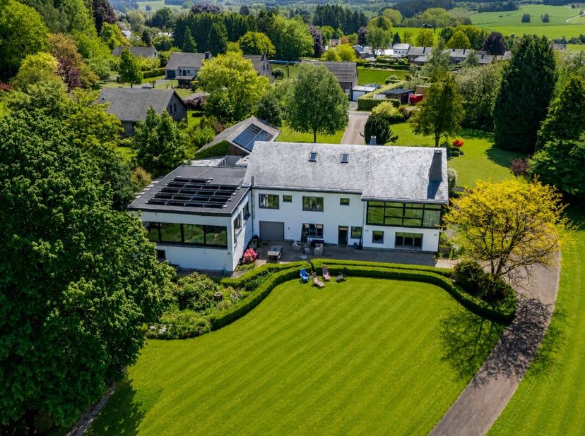 ERA B-LUX presenteert met trots deze uitzonderlijke eigendom, gelegen op een prachtig privédomein van 14.683 m². Vanaf het eerste moment wordt u gecha
