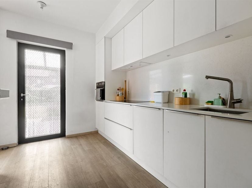 Deze woning is gunstig gelegen in de Grote Lindestraat 15 te Hasselt, met een vlotte bereikbaarheid van het stadscentrum en de belangrijkste verbindin
