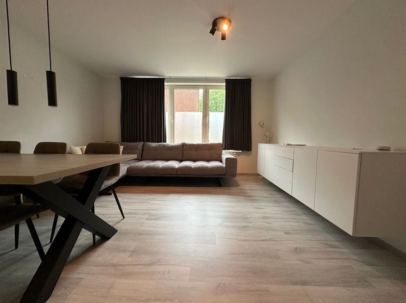 Gezellig en instapklaar appartement met 1slaapkamer,terras en garage<br />
Bij het betreden van het appartement komt u binnen in de inkomhal die doorl
