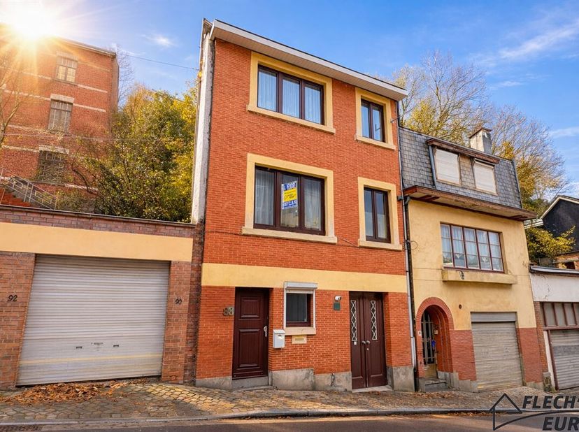 Nous vous présentons ce jour, cette maison idéal pour une famille. Ne nécessitant pas de gros travaux, cette dernière se compose de la manière suivant