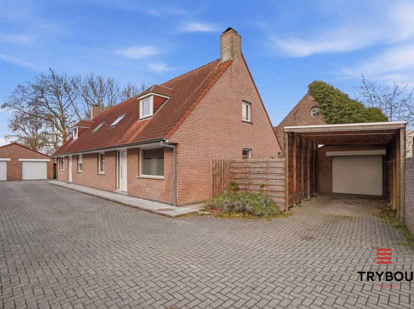 Ontdek deze ruime gezinswoning in Poelkapelle met maar liefst 4 slaapkamers en 2 badkamers  ideaal voor wie op zoek is naar comfort en voldoende plaat