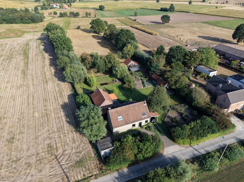 Een uitzonderlijke ligging, absolute rust en meer dan 7.000 m² aan ruimte en groen – deze unieke eigendom te Bassevelde is er één die je maar zelden o