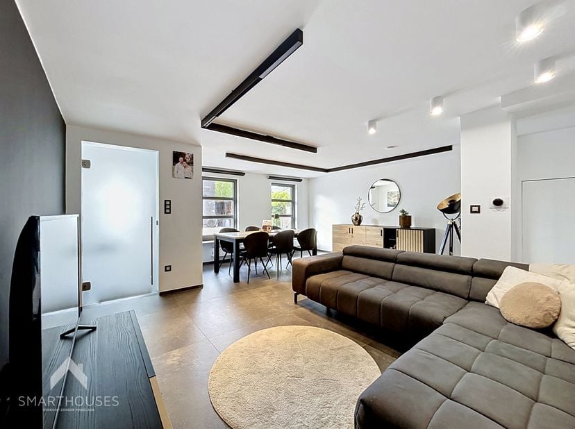 Instapklare woning in een doodlopend straatje bestaande uit een inkomhal met vestiaire, gezellige leefruimte met eet-en zithoek, volledig uitgeruste k