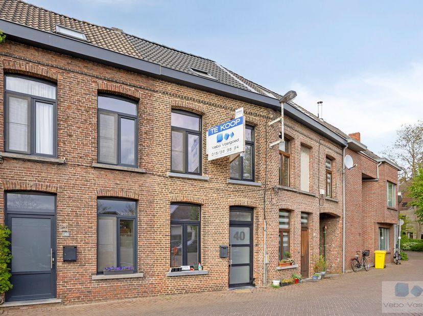 Op een uitstekende locatie te Lier, bevindt zich deze gezellige starterswoning met 3 slaapkamers en publieke parkeergelegenheid op wandelafstand van c