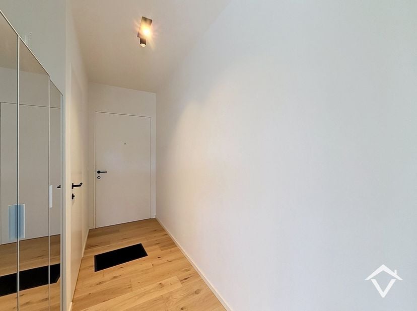 Dit prachtige penthouse appartement is gelegen in één groene omgeving, dit in een oase van rust en biedt een luxueuze en comfortabele woonomgeving. He