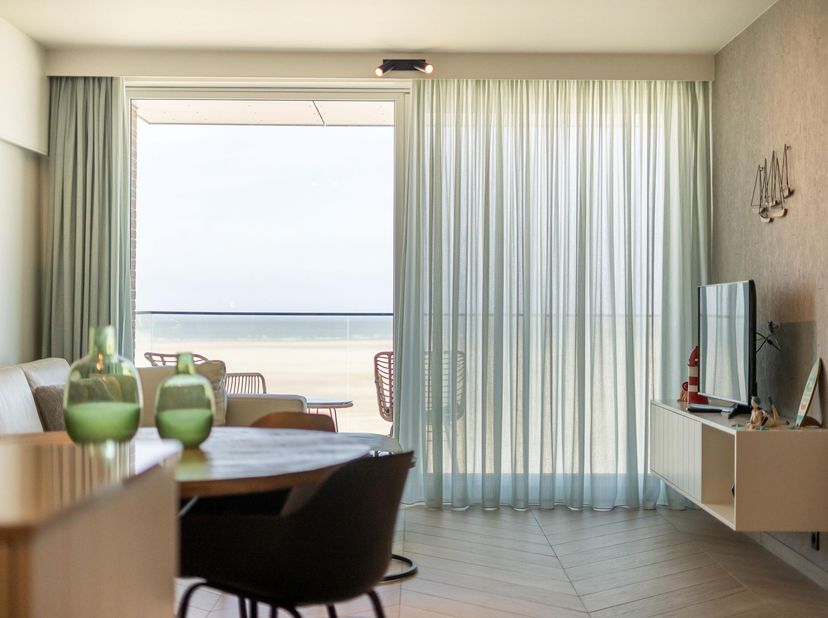 Profitez chaque jour d’une vue panoramique imprenable sur la mer dans ce magnifique appartement entièrement rénové, idéalement situé sur la digue de Z