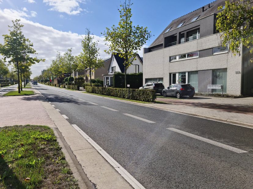 AAA locatie in Hasselt tot 10 personen + Parking <br />
Kantoor met grote open ruimte tot 10 personen en 2 afsluitbare ruimtes te bestemmen als vergad