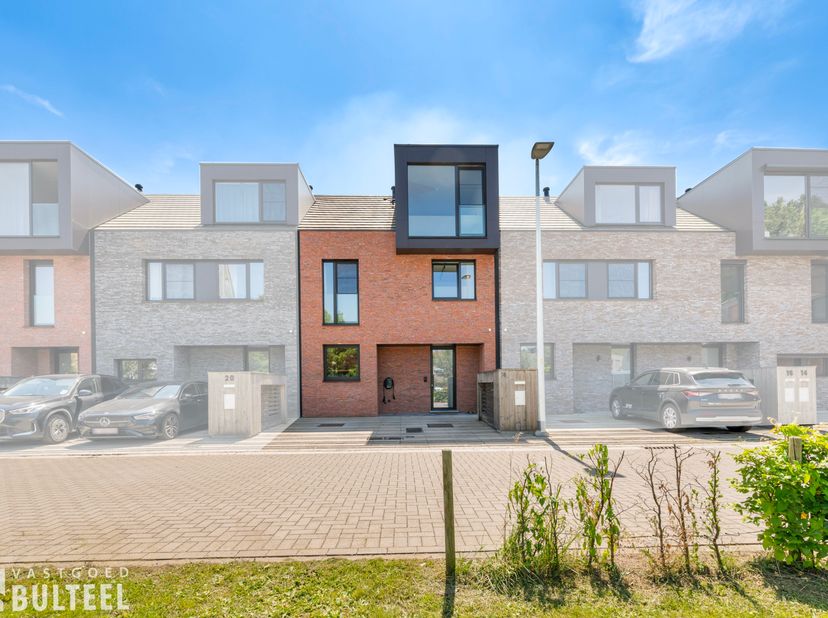 Welkom in deze stijlvolle BEN-woning uit 2022 waar ruimte, licht en hedendaags wooncomfort centraal staan. Zodra u binnenkomt, wordt u verrast door ee