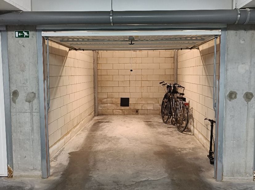 Garage facilement accessible au sous-sol d'une résidence bien entretenue. Il est situé à deux pas de la plage de Zeebrugge, idéal pour le stationnemen