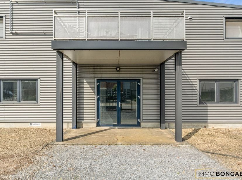 Dit pand is gelegen op het industrieterrein in Meeuwen (Oudsbergen). De ruimte heeft een oppervlakte van 176m² en kan voor verschillende doeleinden ge