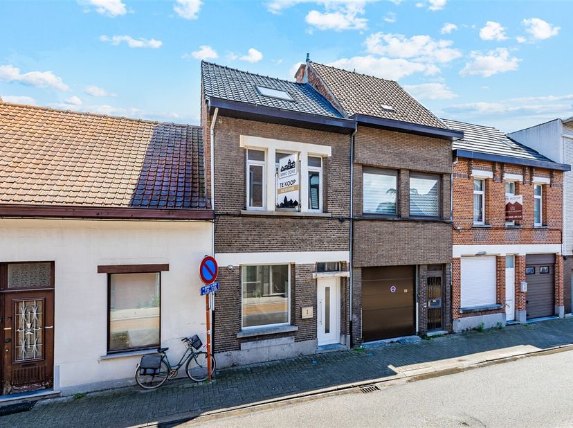 Bent u op zoek naar een instapklare woning met drie slaapkamers in het centrum van Sint-Niklaas? Dan is deze woning zeker een bezoek waard!<br />
Deze