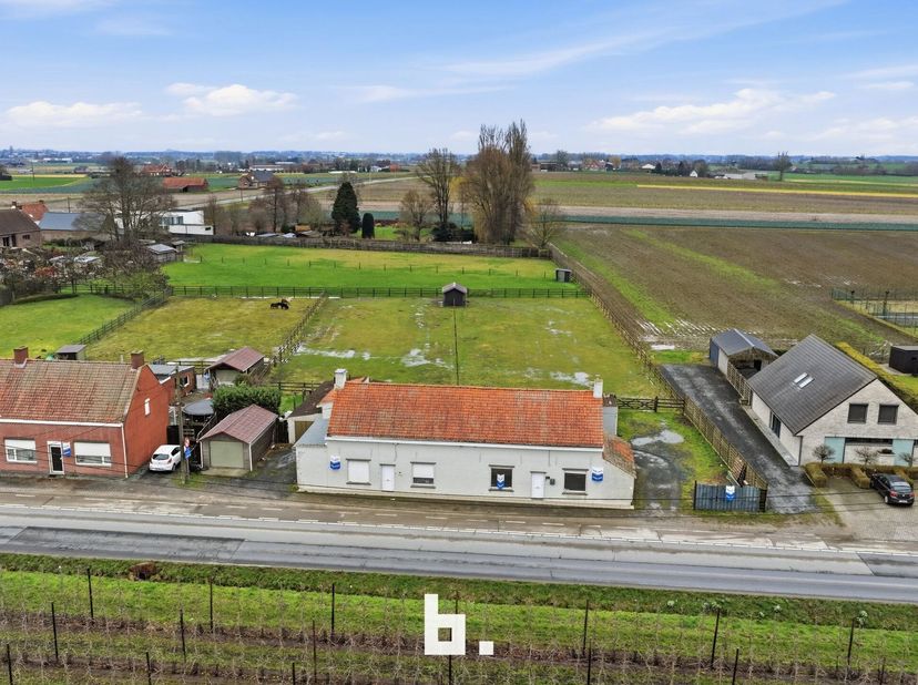 Te renoveren woning met EPC D  unieke kans naast 3 andere panden!<br />
Op een interessante locatie bevindt zich deze te renoveren woning met EPC-labe