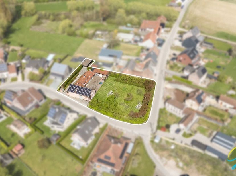 Charmante hoeve met ruime grond in het hart van Herzele<br />
Deze karaktervolle hoeve, gelegen in de Winkelstraat, bevindt zich op een royaal perceel
