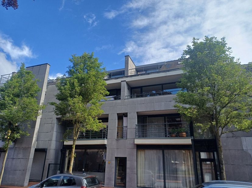 Het appartement is gelegen in Neerpelt centrum vlakbij winkels, scholen, horeca, ... Indeling:<br />
Inkomhal, woonkamer, keuken, berging, 2 slaapkame