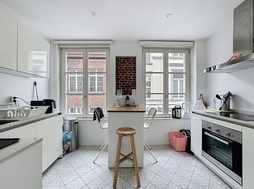 Idéalement situé au cœur de l’Îlot Sacré, à deux pas de la Grand-Place, Trianon Invest vous propose ce magnifique triplex qui vous séduira par son emp
