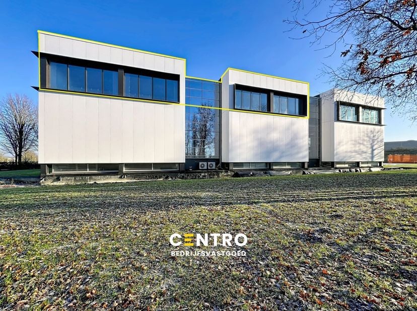 Benaderende OPPERVLAKTEN:<br />
Constructie - bewoonbare oppervlakten<br />
Kantoor:&amp;nbsp; 275,20&amp;nbsp;m²<br />
Gemeenschappelijke vergaderruimten: 19