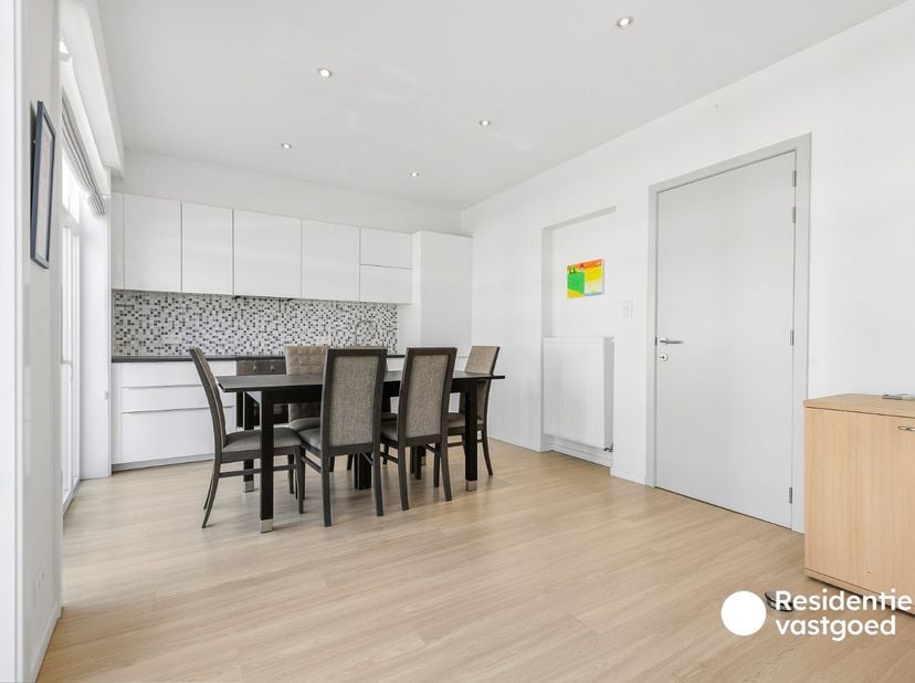 Op zoek naar een instapklaar appartement op een centrale ligging in Wenduine? Dan is dit recent totaal gerenoveerde 2-slaapkamerappartement zeker een