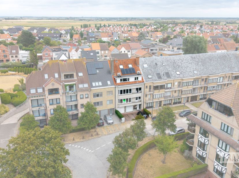 Bij het binnenkomen in dit ruime appartement in de Pater Vandemoerelaan wordt u meteen verwelkomd door een aangename en lichtrijke leefruimte. Dankzij