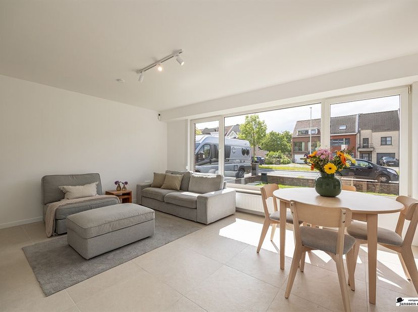 Dit instapklare gelijkvloers appartement werd rond 2025 volledig gerenoveerd en bevindt zich op een uitstekende, centrale locatie in Schoten, vlakbij