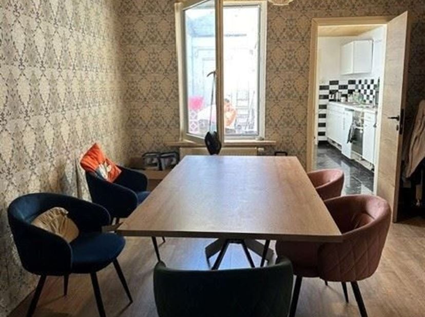 Te renoveren woning in rustige zijstraat van Drongensesteenweg  op enkele fiets minuten van Gent -Centrum, alle kleinhandel zaken, openbaar vervoer, s