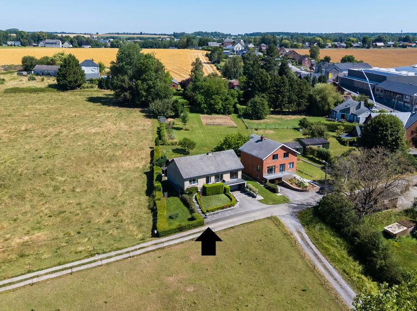 Renseignements au 0478/62.24.52 - B. Jacquemin (IPI 515531). EBIMMO vous présente à la vente cette maison 4 façades idéalement située au calme dans un