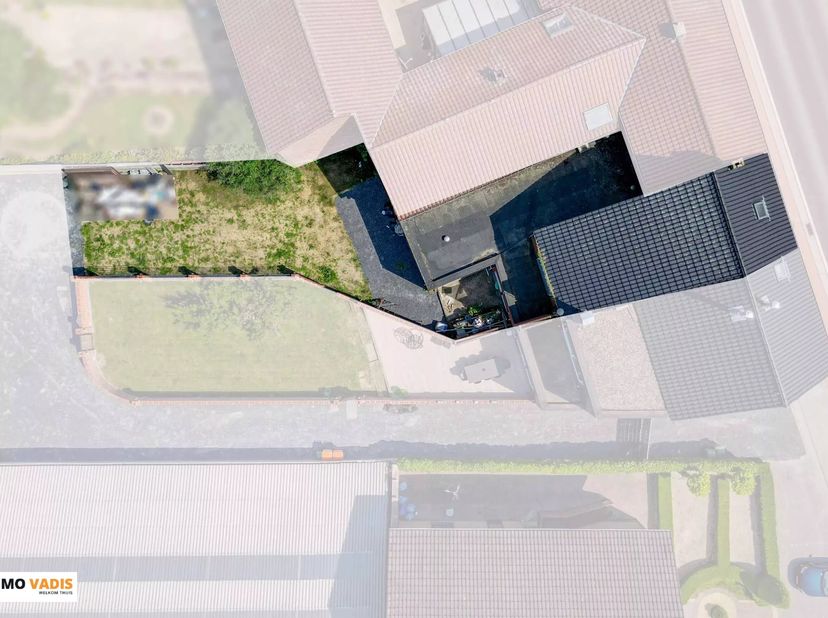 Deze instapklare. ruime woning aan de Maastrichterstraat 304/1 te Bilzen is zeker een bezoek waard.<br />
Op het gelijkvloers bevindt zich een bijzond
