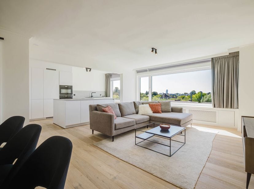 LOCATIE:<br />
Dit volledig instapklaar appartement is gelegen op de 5e verdieping vlakbij het St Pieters Station.<br />
Op wandelafstand geniet u het
