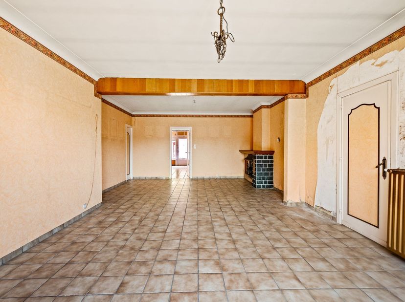 Ruime woonst/handelshuis op 4a 53ca<br />
<br />
Ligging: Centraal gelegen te Lille met alle faciliteiten op wandelafstand. Tevens zijn de verbindin