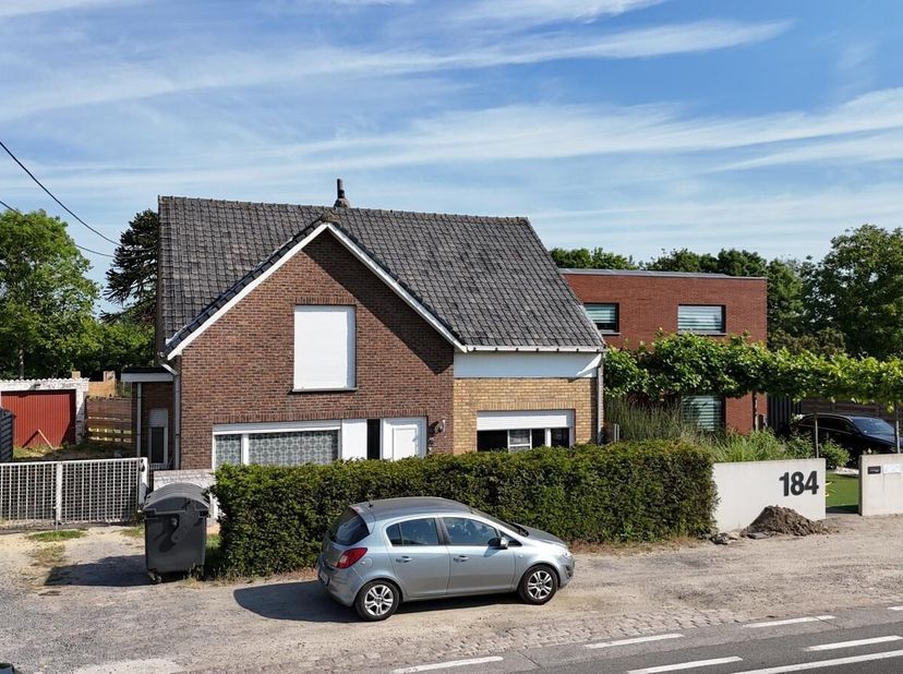 Deze woning is gelegen op een royaal perceel van 1126 m², met een straatbreedte van 14 meter. Het perceel is volledig bouwgrond, wat verschillende ont