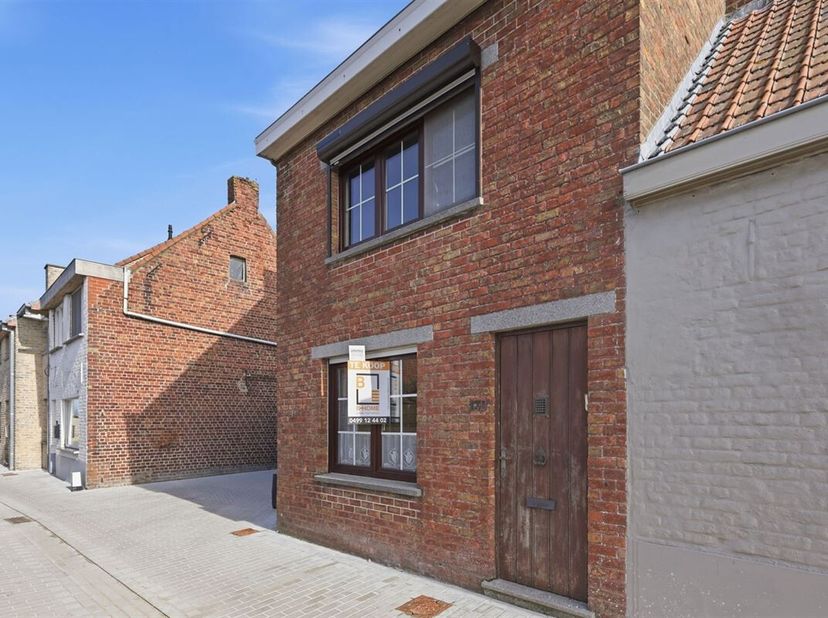Bent u op zoek naar een woning die u volledig naar eigen smaak kan renoveren? Deze woning in Koekelare biedt een uitstekende kans voor handige doe-het