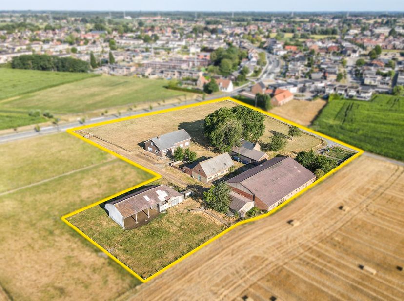 Op een rustige, landelijke locatie in de omgeving van Zedelgem bevindt zich deze authentieke hoeve op een royaal perceel van ongeveer 12.762 m². Dit e