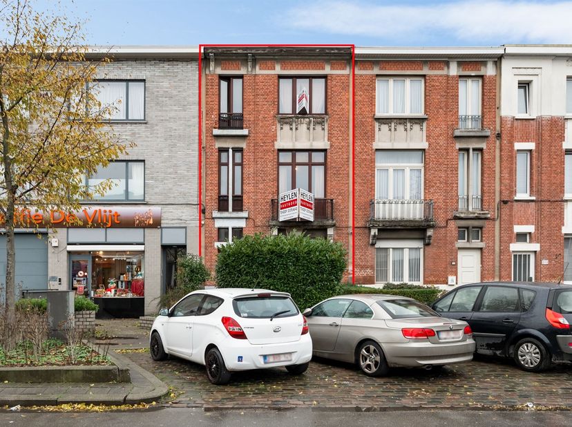 Deze te renoveren woning op de Gallifortlei in Deurne biedt volop potentieel voor wie op zoek is naar ruimte én een thuis dat volledig naar eigen smaa