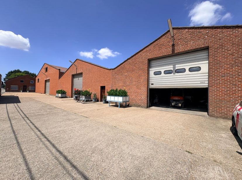 geïsoleerde loods van 825m² te koop.Troeven: dak geïsoleerd6 staanplaatsen ervoorpoort vooraan van 4,3m hoog en 5m breedpoort achteraan van 4,3m hoog
