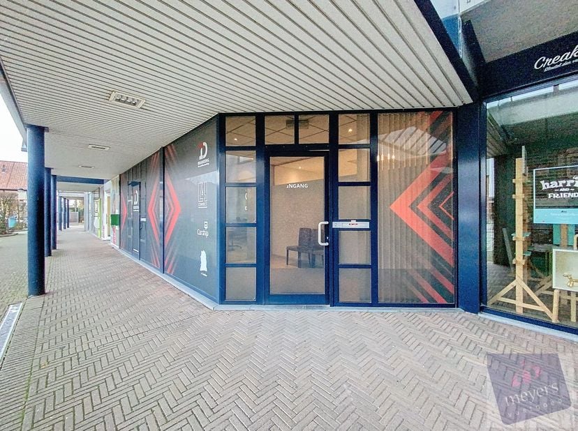 Bent u op zoek naar een professionele ruimte op een centrale en goed zichtbare locatie? Ontdek deze veelzijdige kantoor- en handelsruimte van ca. 155