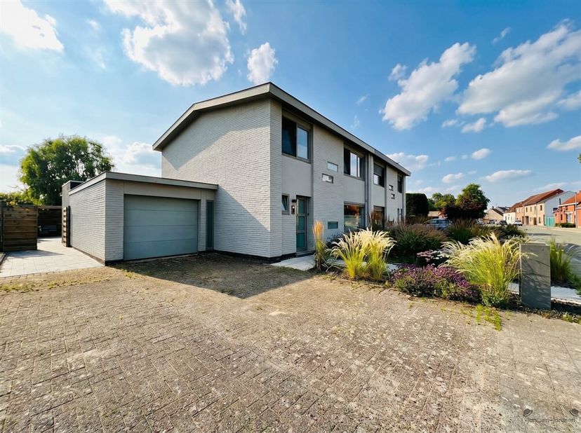 Instapklare, rustig gelegen gezinswoning <br />
Op zoek naar een instapklare woning waar ruimte, comfort en een prachtige tuin samenkomen? Dan is deze
