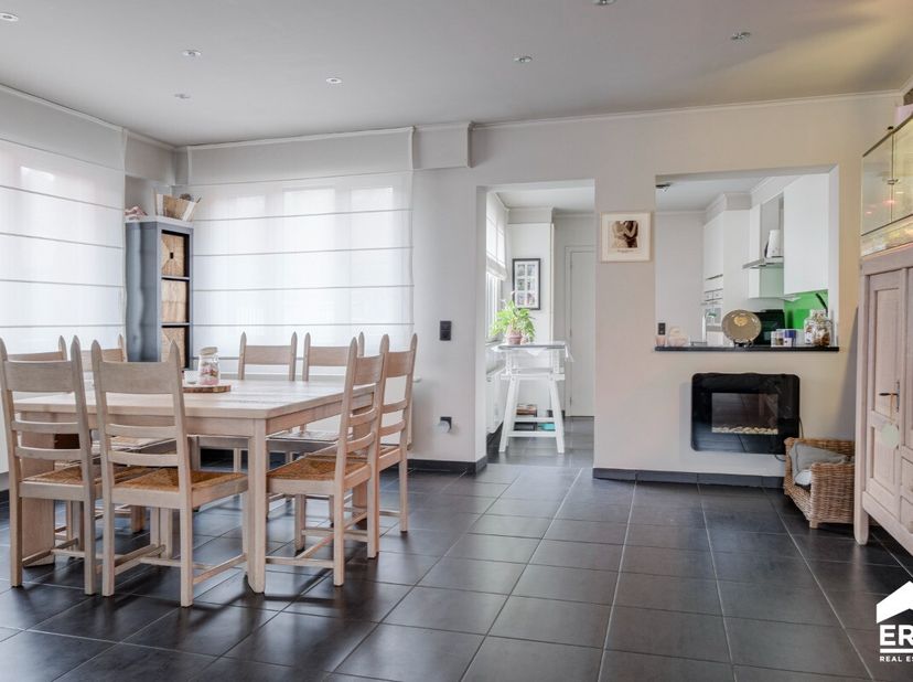 Volledig instapklare halfopen woning met 3 slaapkamers, 2 badkamers en tuin te Oevel (Westerlo)Deze woning heeft een bewoonbare oppervlakte van 162m²