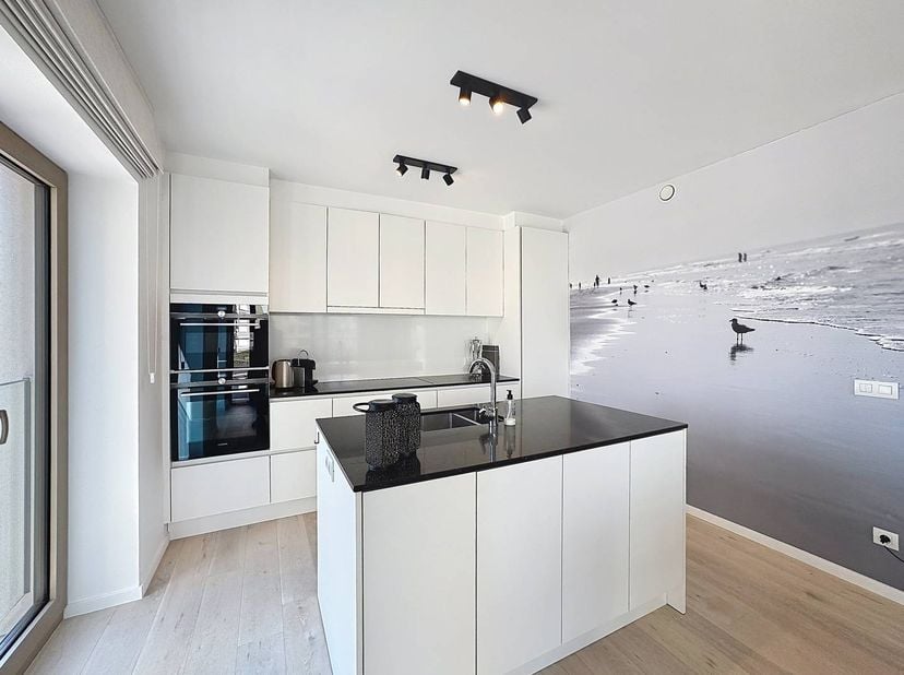 In de prestigieuze Residentie O’Sea te Oostende komt een luxueus en instapklaar 2-slaapkamer appartement beschikbaar. Dit appartement onderscheidt zic
